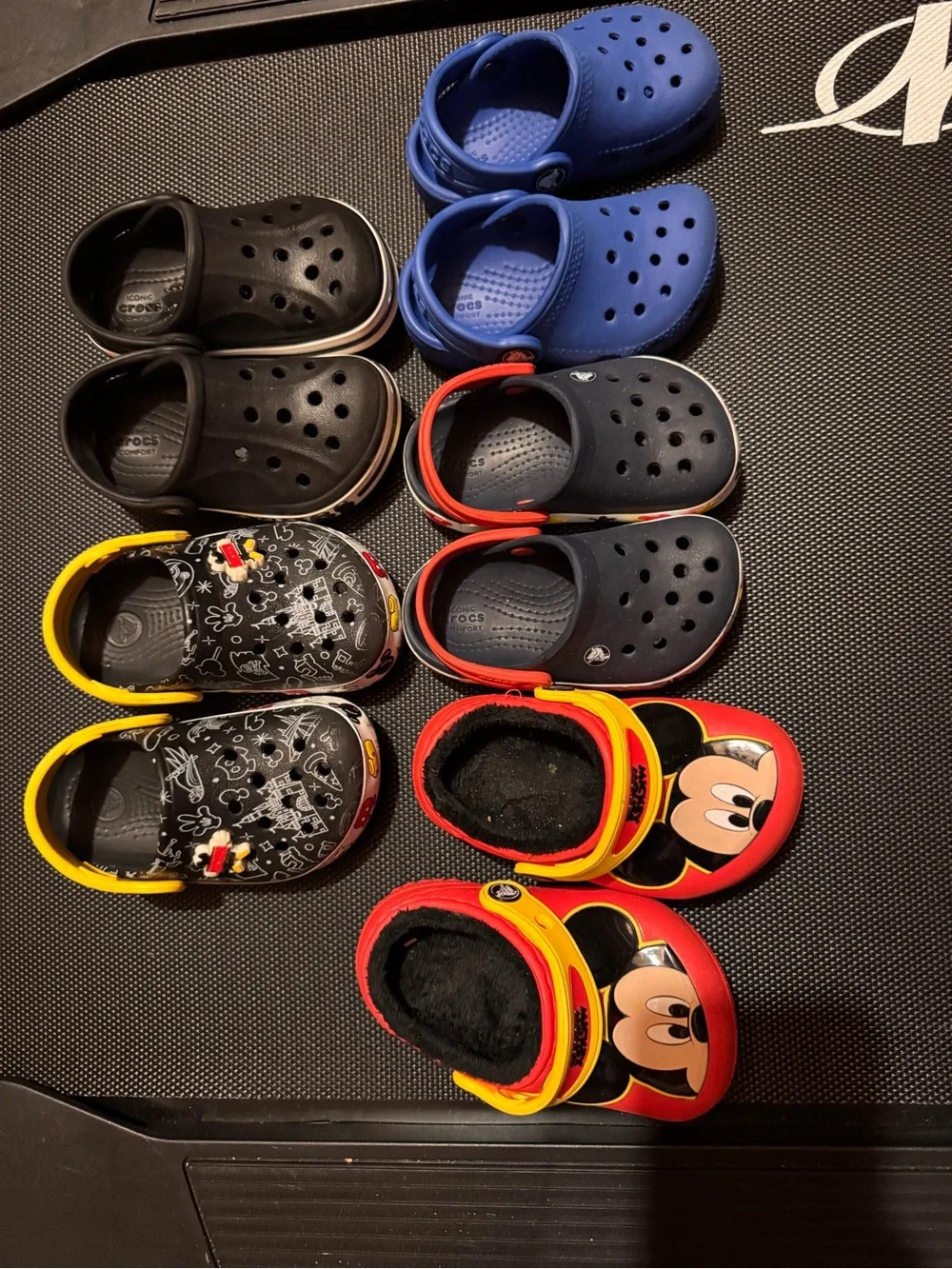 CROCS C7 - like new! Kids Black Clog Sandals with White Trim